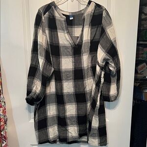Old Navy Black and White Buffalo Check long sleeve Midi Dress with pockets